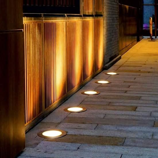 Deluxe | Solar Garden Lights with 8 LED Lamps - Wireless and Weatherproof Design