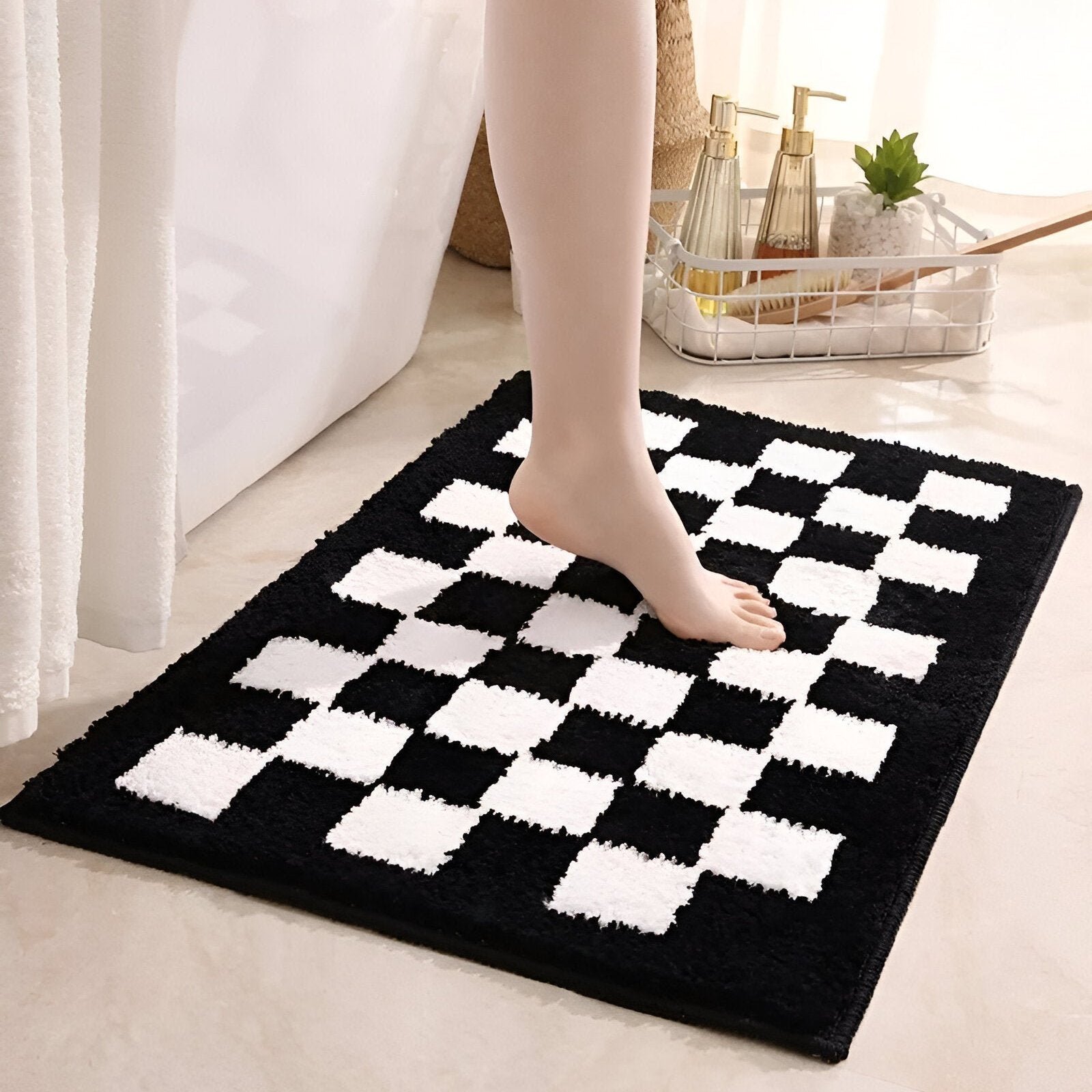 Plush Checkered Microfiber Bath Mat - Black and White Design
