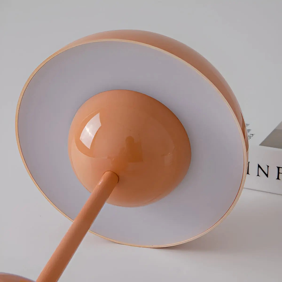 "Skandinavische Tischleuchte mit elegantem Design, zeigt minimalistischen Stil in Babyblau, einfache Bedienung, LED-Licht."
