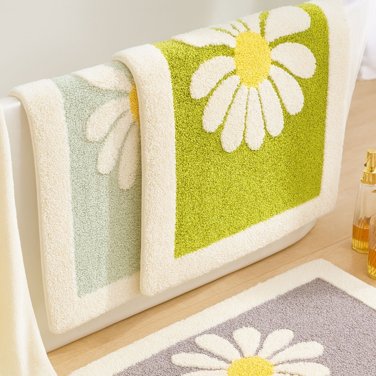 DaisyBloom | Non-Slip Bath Mat – Soft Microfiber Floral Design