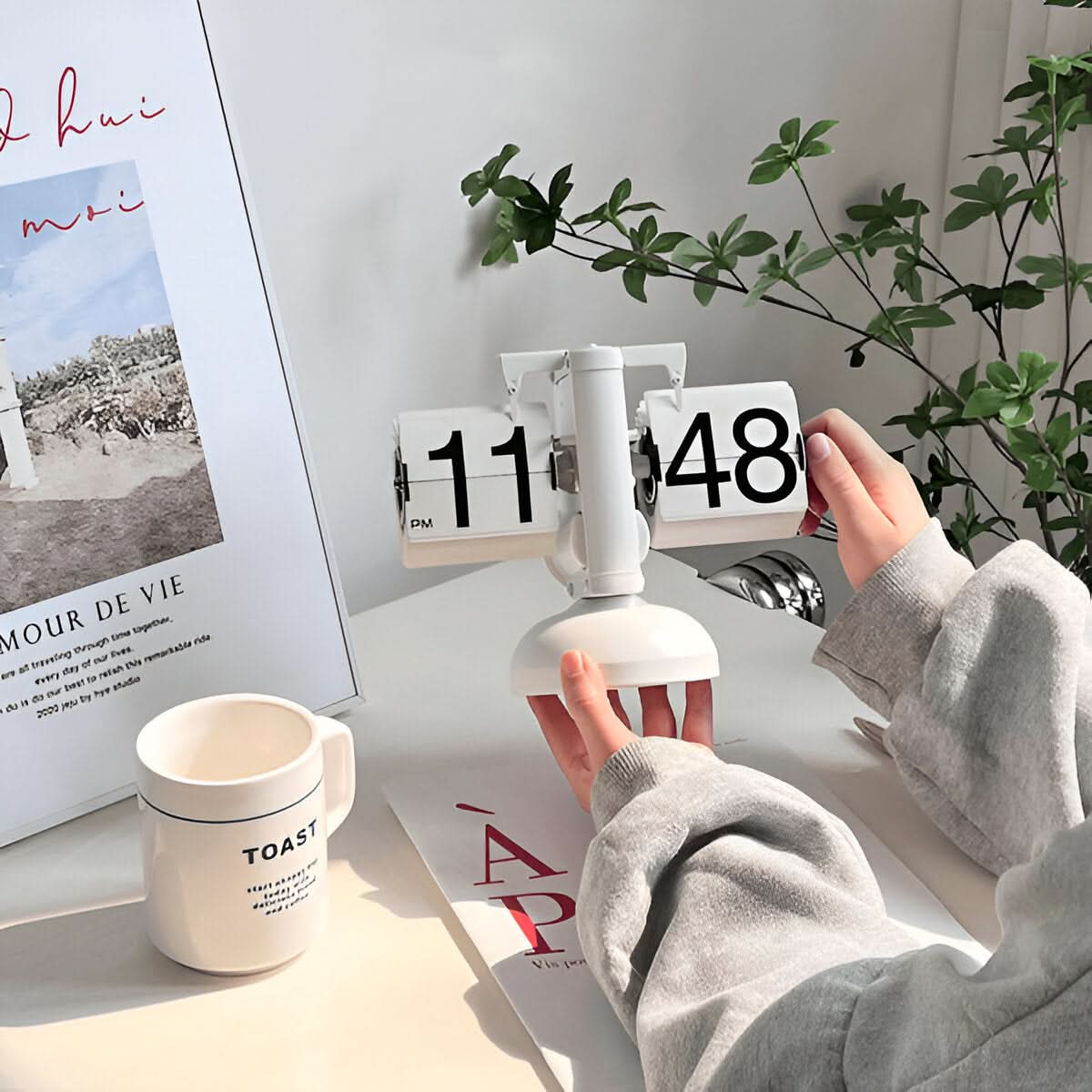 FlipFlow | Automatic Retro Flip Clock – Silent, Minimalist Desk Design