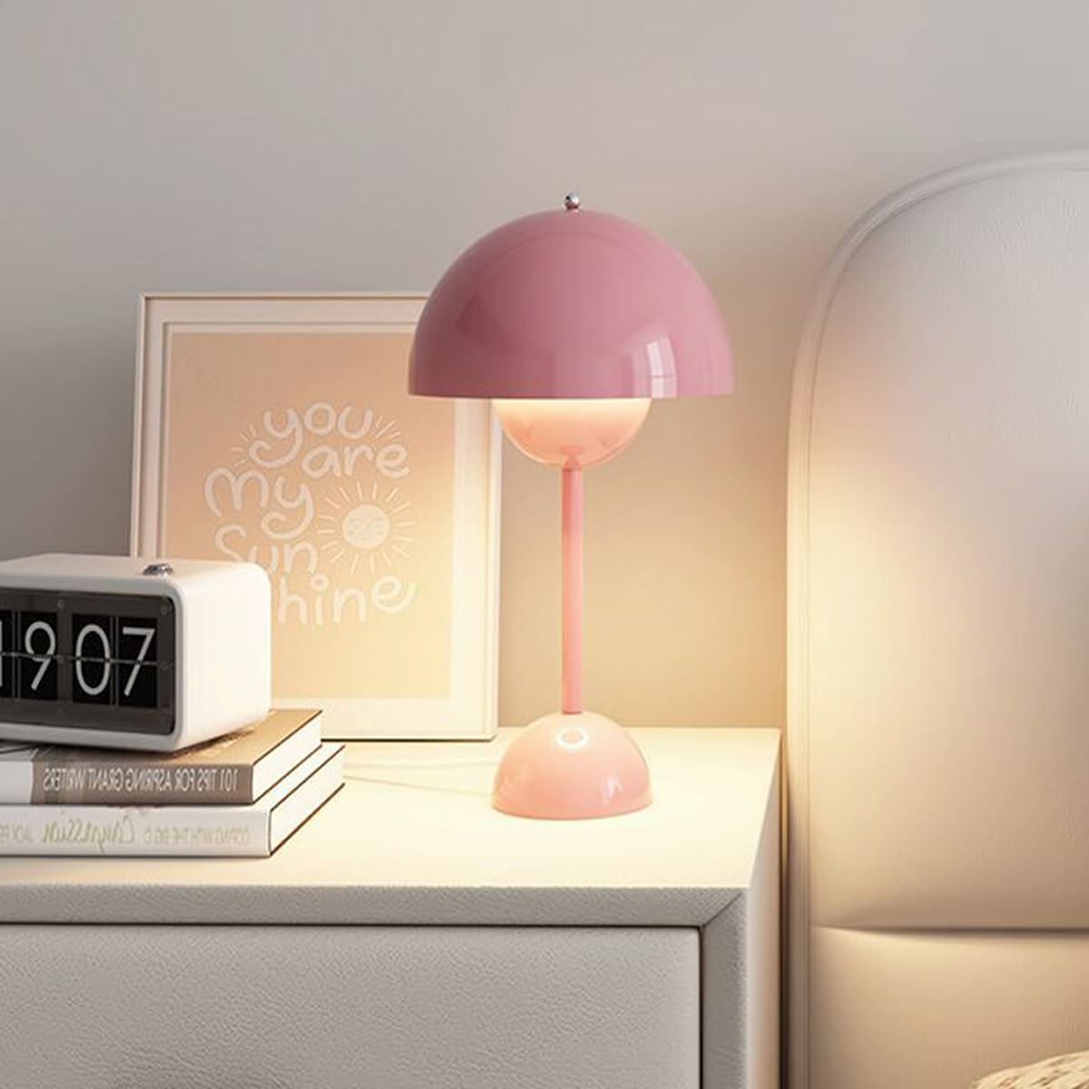 "Skandinavische Tischleuchte mit elegantem Design, zeigt minimalistischen Stil in Babyblau, einfache Bedienung, LED-Licht."