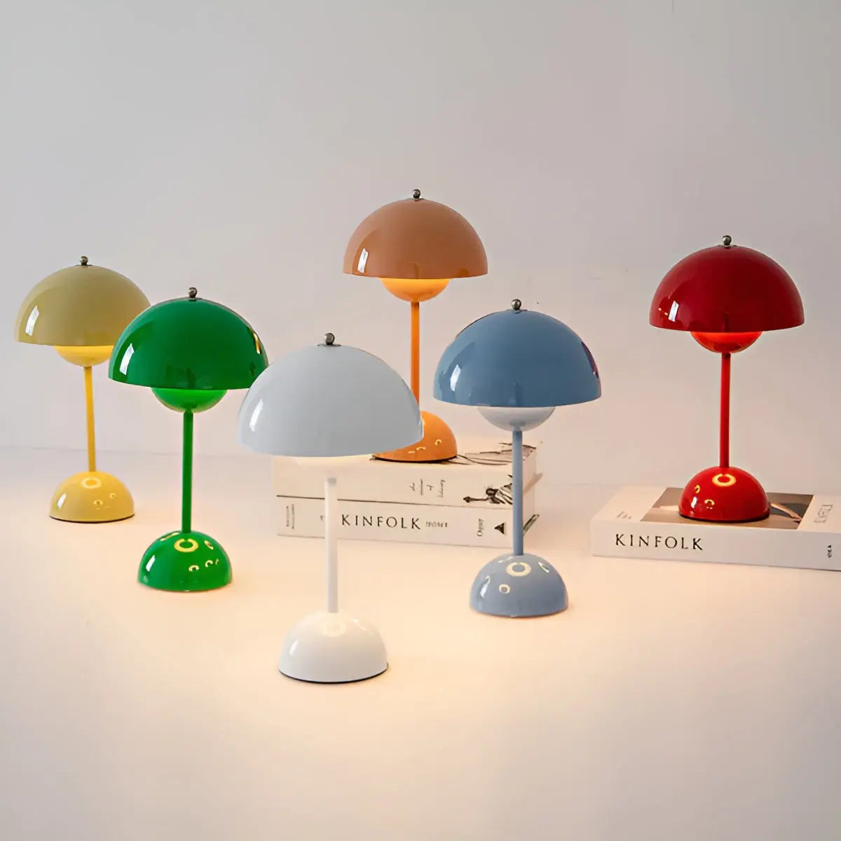 "Skandinavische Tischleuchte mit elegantem Design, zeigt minimalistischen Stil in Babyblau, einfache Bedienung, LED-Licht."