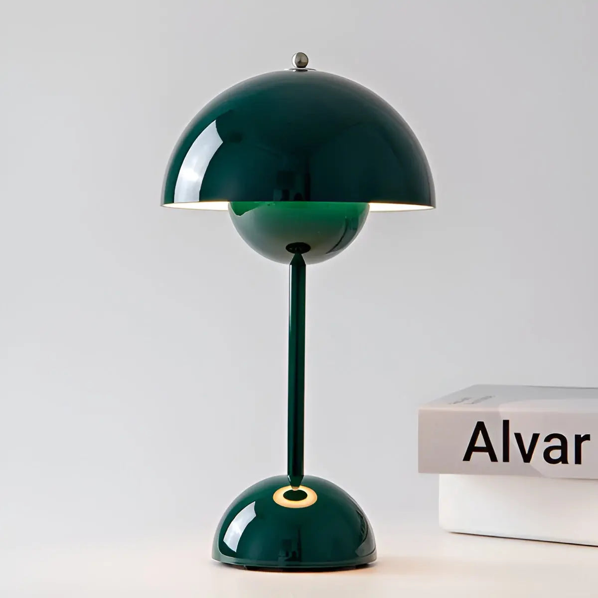 "Skandinavische Tischleuchte mit elegantem Design, zeigt minimalistischen Stil in Babyblau, einfache Bedienung, LED-Licht."