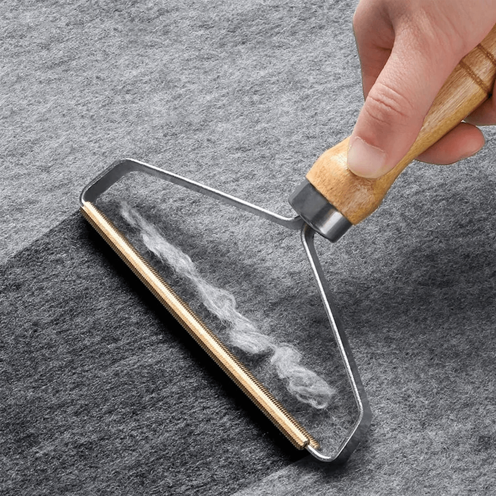 Wooden Lint Remover | Manual Fabric Shaver for Jumpers, Coats & Pet Hair | Restores Clothes Without Replacing Them