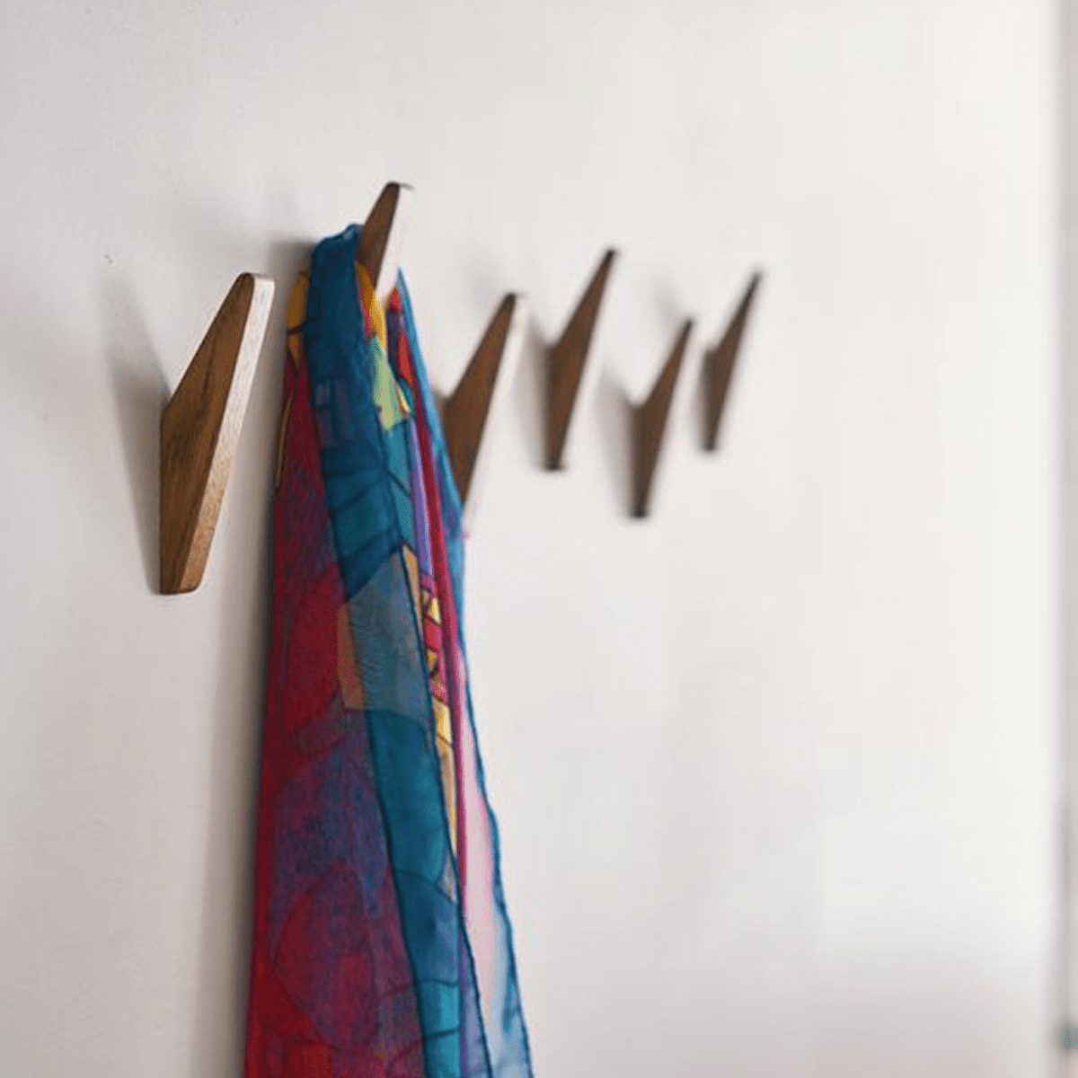 Wooden Wall Hooks – Natural Two-Tone Finish, Minimalist Design for the Entryway or Bedroom 6