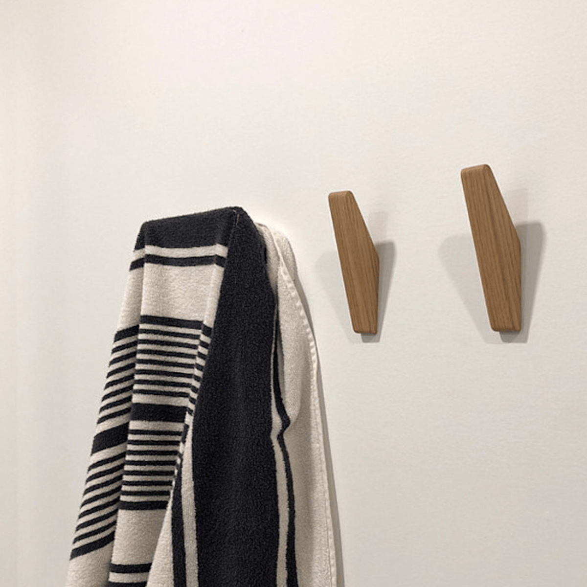 Wooden Wall Hooks – Natural Two-Tone Finish, Minimalist Design for the Entryway or Bedroom 7